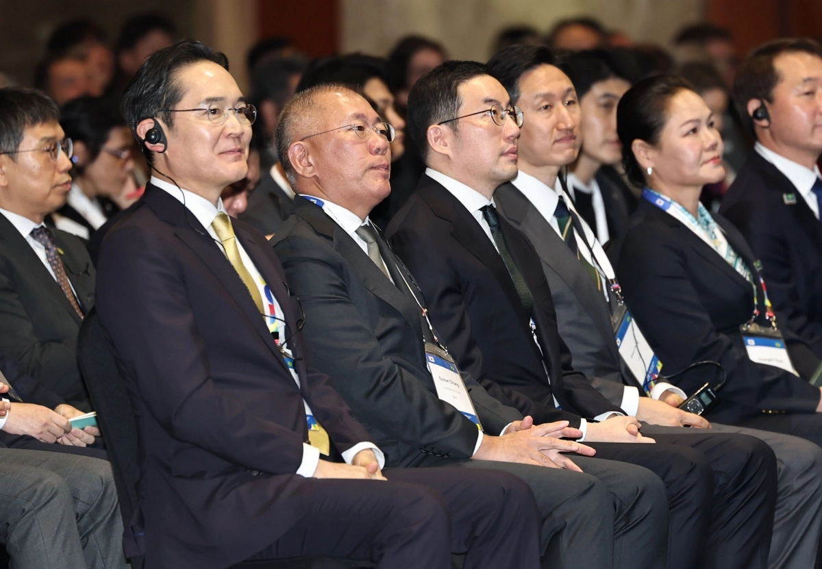 이재용 삼성전자 회장(왼쪽부터), 정의선 현대자동차그룹 회장, 구광모 LG그룹 회장, 정기선 HD현대 회장이 23일 서울 중구 롯데호텔에서 열린 한국-브라질 비즈니스 포럼에서 박수를 치고 있다. 기사 내용과는 무관한 사진. 2026.2.23. 연합뉴스