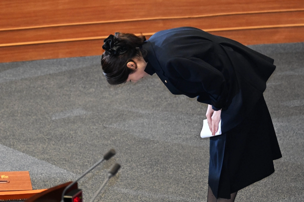 공천헌금 의혹으로 구속영장이 청구된 강선우 무소속 의원이 24일 국회에서 열린 제432회국회(임시회) 8차 본회의에서 신상발언 전 인사하고 있다. 2026.2.24 홍윤기 기자