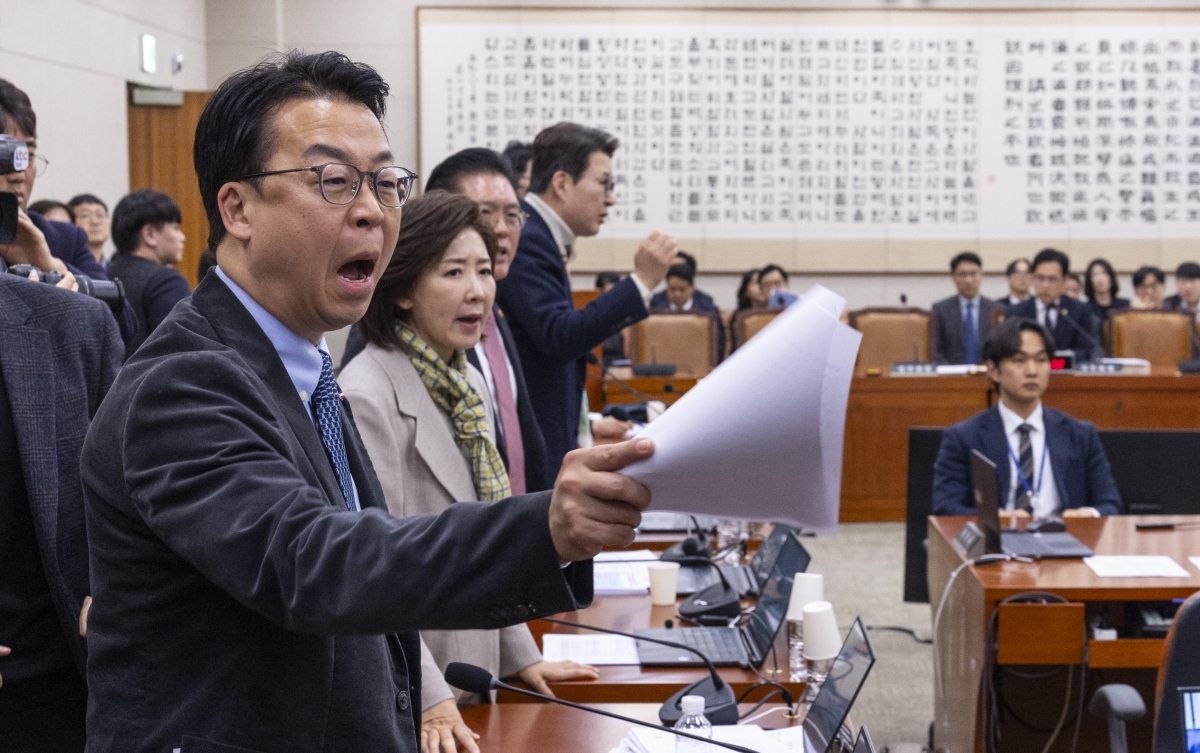 ‘전남광주 통합법’ 여당 주도 법사위 상정, 항의하는 국민의힘 의원들