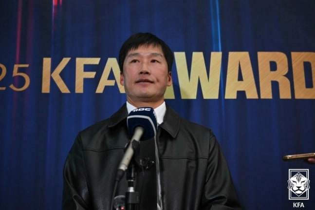 프로축구 K리그2 수원 삼성 이정효 감독이 24일 충남 천안시 코리아풋볼파크에서 열린 ‘2025 대한축구협회 어워즈’에서 ‘올해의 지도자상’을 받은 뒤 소감을 밝히고 있다. 대한축구협회 제공