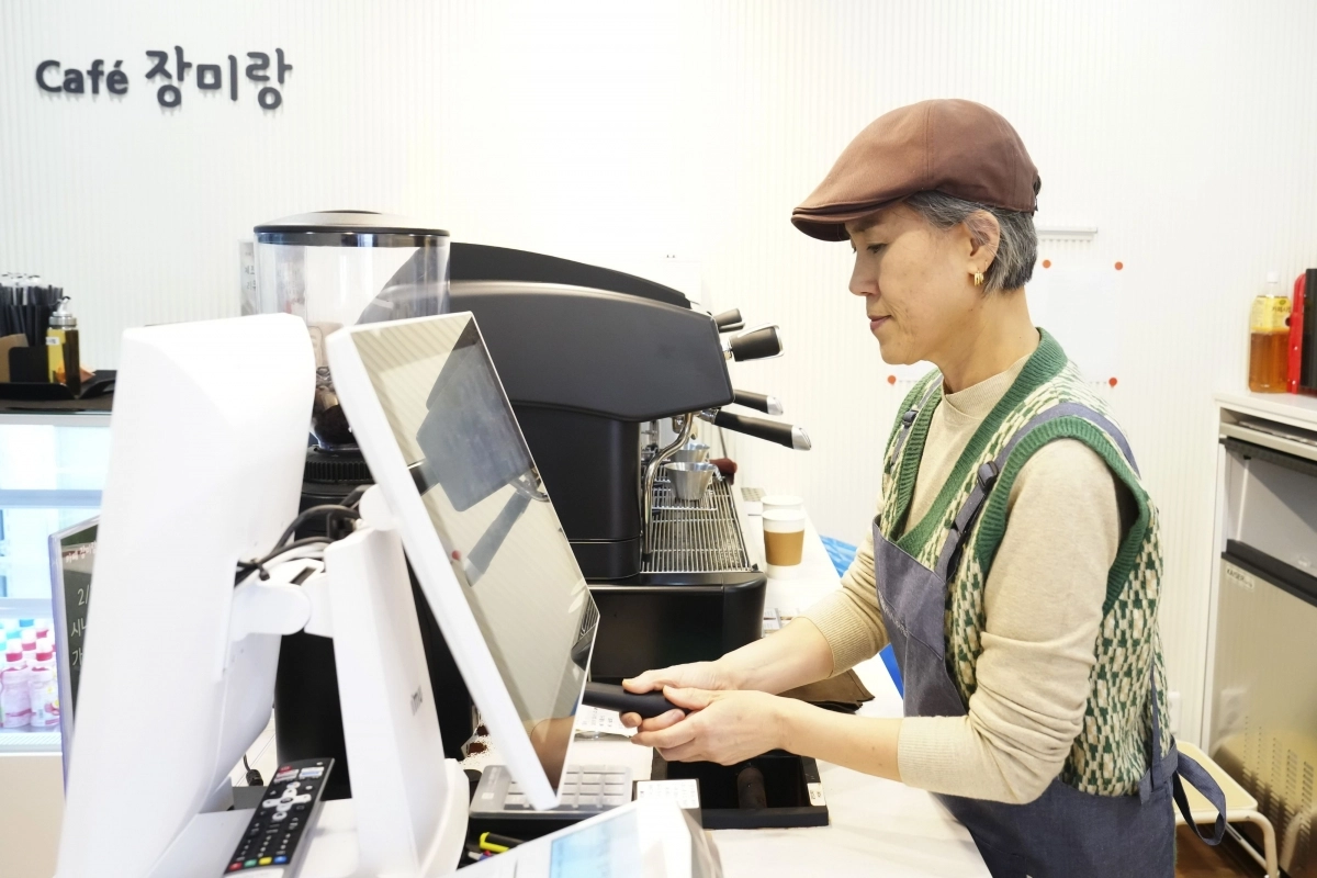 중랑구 어르신 일자리 참가자가 지난 11일 개소한 실버카페 ‘장미랑’에서 근무 중이다. 중랑구 제공