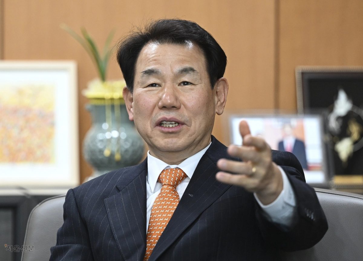 정은보 한국거래소 이사장이 지난 19일 여의도 한국거래소 서울사옥 집무실에서 가진 서울신문과의 인터뷰에서 한국 증시 전망에 대해 발언하고 있다. 이지훈 기자