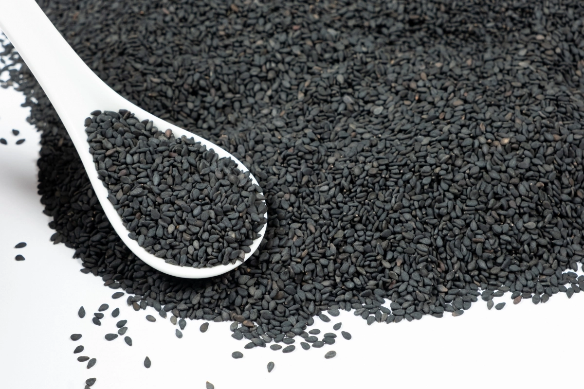 스푼으로 담아낸 검은깨. 123rf
