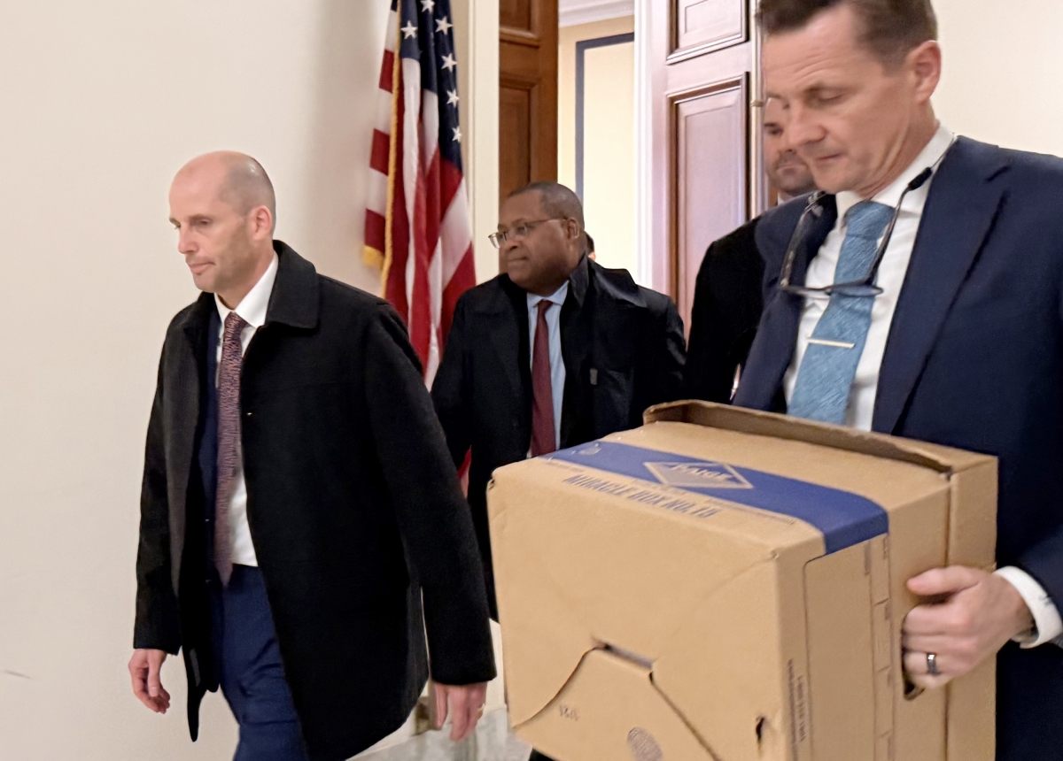 韓 기록 수천 건 싸들고 美 의회로