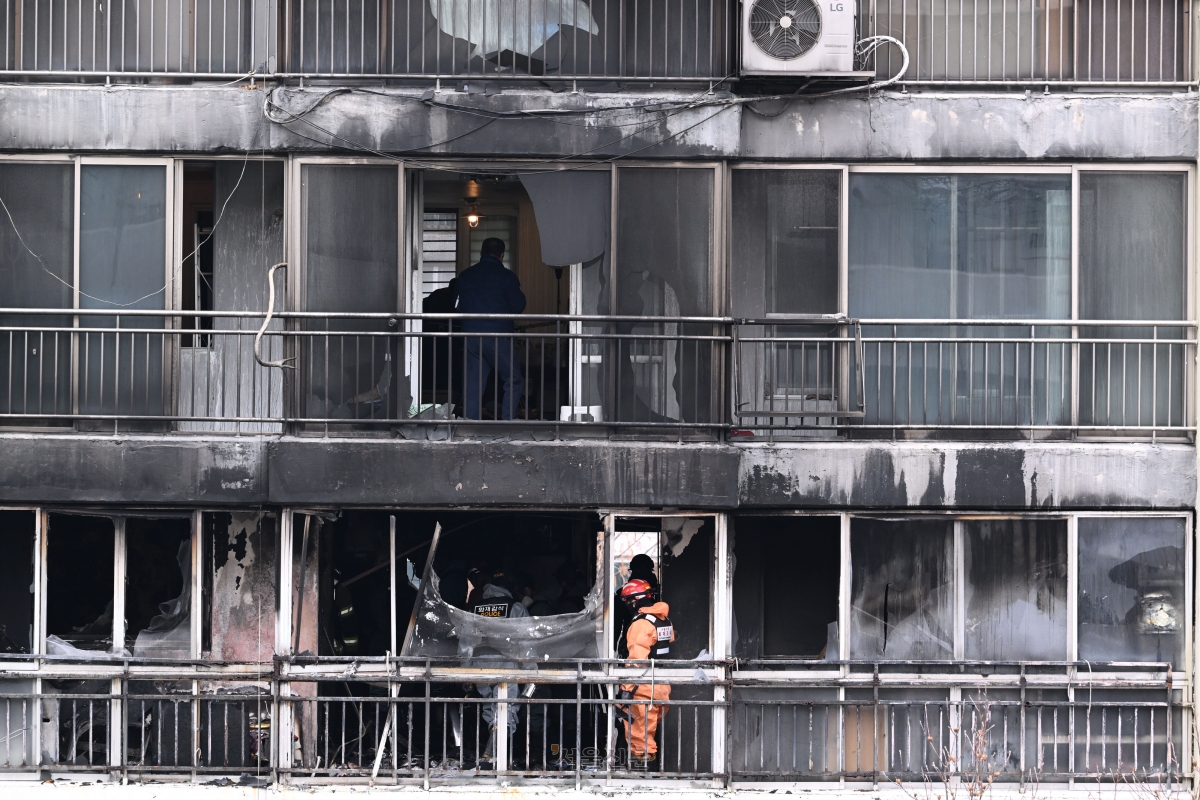24일 오전 화재가 발생한 서울 강남구 대치동 은마아파트에서 경찰, 소방 관계자들이 화재 원인 조사를 위한 합동 감식을 하고 있다. 2026.2.24. 도준석 전문기자