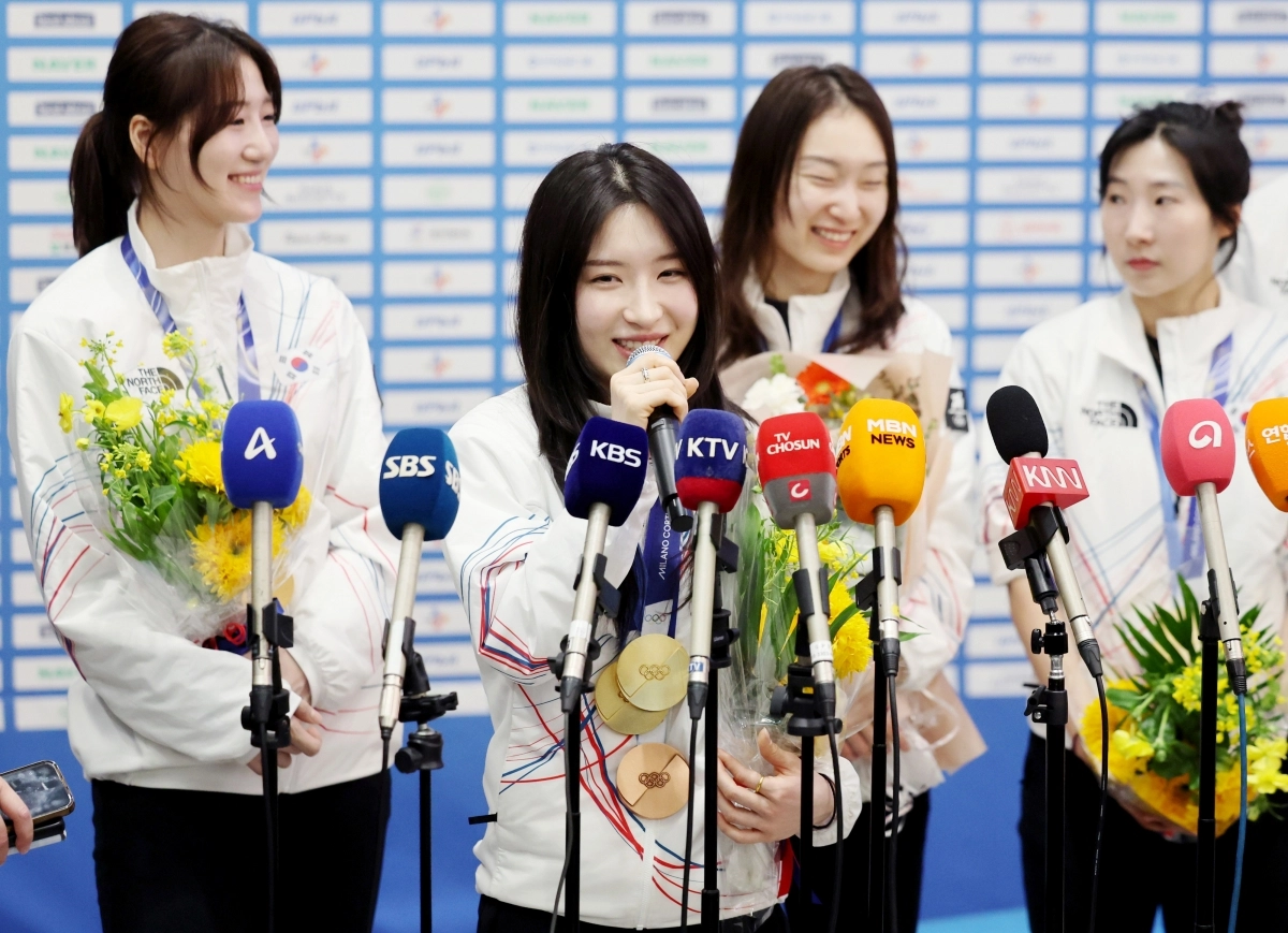 취재진 질문에 답하는 김길리