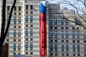 러 대사관, 서울 한복판 “승리는 우리의 것” 현수막 버젓이…결국 거둬들였다