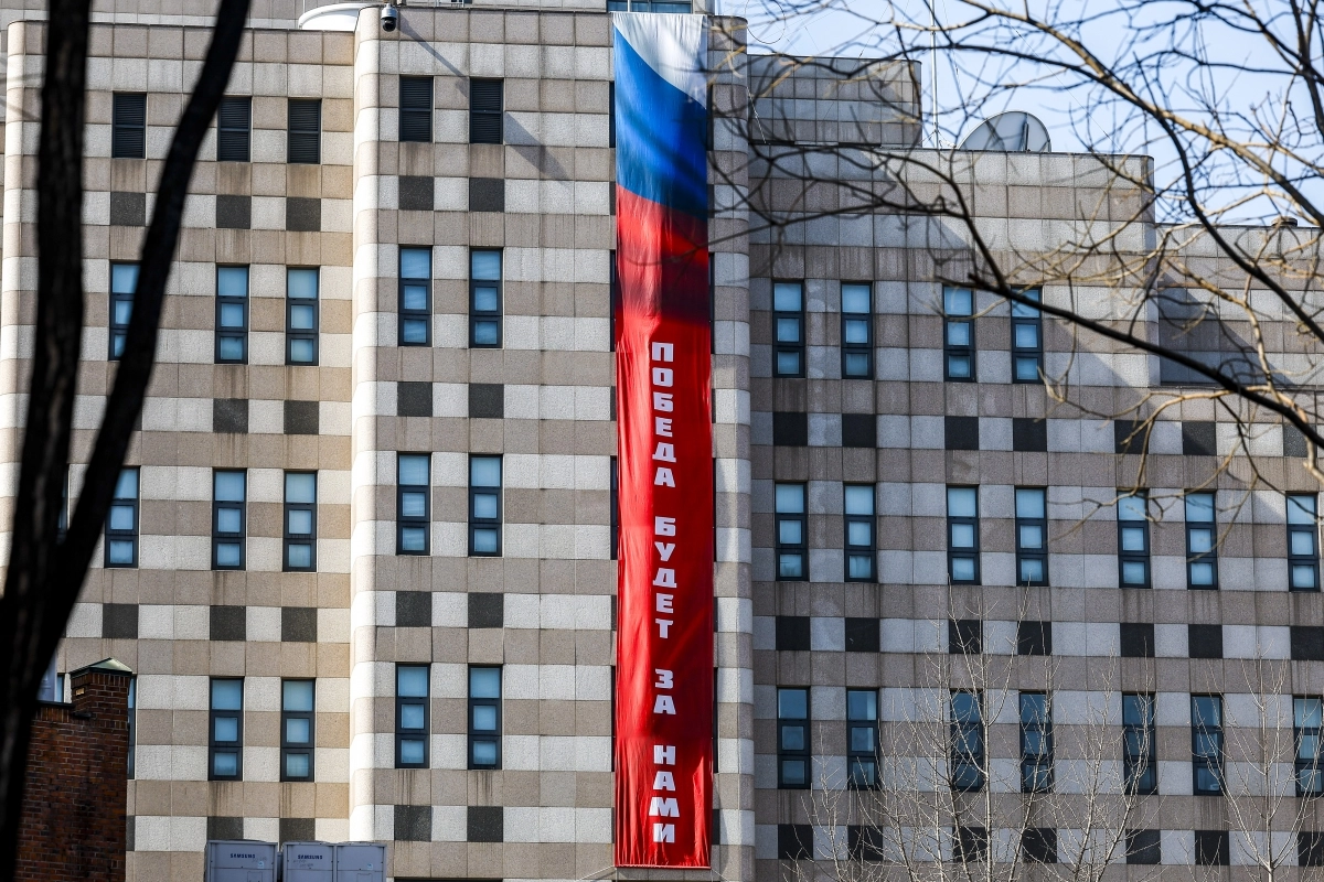 러시아대사관에 걸린 ‘승리는 우리의 것’ 현수막