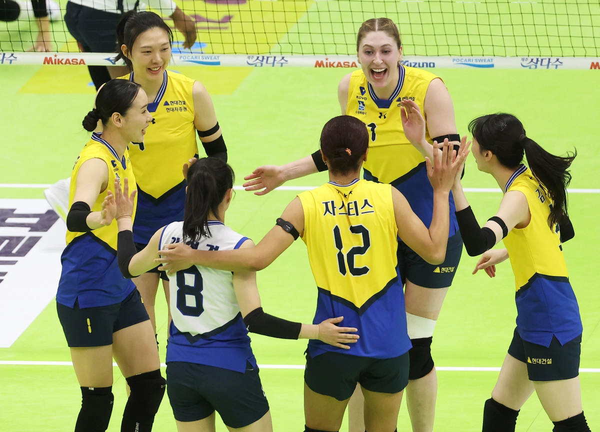 24일 경기도 수원실내체육관에서 열린 프로배구 V리그 여자부 현대건설 힐스테이트와 한국도로공사 하이패스의 경기. 득점에 성공한 현대건설 선수들이 기뻐하고 있다. 연합뉴스