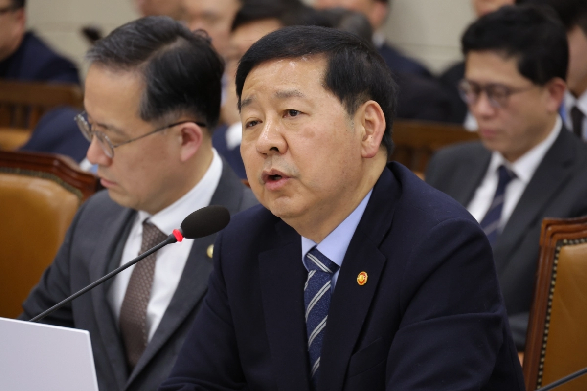 의원 질의에 답하는 구윤철 부총리     (서울=연합뉴스) 황광모 기자 = 구윤철 부총리 겸 재경경제부 장관이 23일 서울 여의도 국회에서 열린 재정경제기획위원회 전체 회의에서 의원 질의에 답하고 있다. 2026.2.23     hkmpooh@yna.co.kr