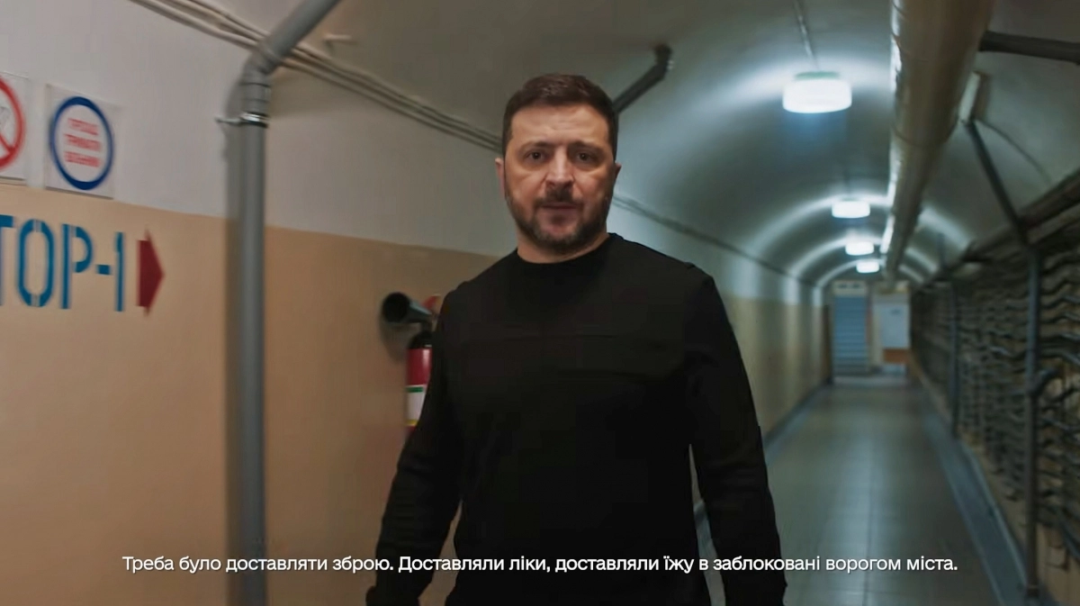 볼로디미르 젤렌스키 우크라이나 대통령은 러시아의 침공 4주년인 24일(현지시간) 수도 키이우 반코바 모처 지하벙커에서 대국민 메시지를 발표하고 있다. 2026.2.24 우크라 대통령실