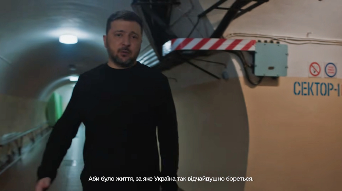 볼로디미르 젤렌스키 우크라이나 대통령은 러시아의 침공 4주년인 24일(현지시간) 수도 키이우 반코바 모처 지하벙커에서 대국민 메시지를 발표하고 있다. 2026.2.24 우크라 대통령실