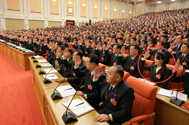 김여정(원 표시) 노동당 부부장이 제9차 당대회에서 장관급에 해당하는 부장으로 승진했다. 사진은 김 부장이 지난 23일 당 중앙회의본부에서 열린 중앙위원회 제9기 제1차 전원회의 확대회의에서 손을 드는 모습. 평양 노동신문 뉴스1