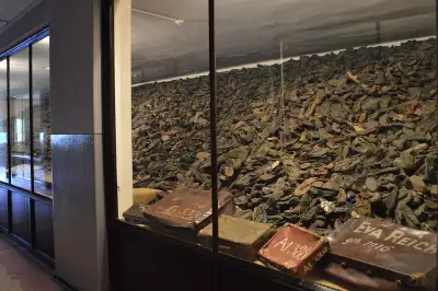 가스실부터 소녀상까지… 기억의 파편, 예술로 묶다