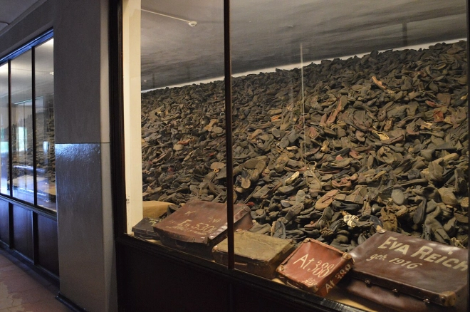 thumbnail - 가스실부터 소녀상까지… 기억의 파편, 예술로 묶다