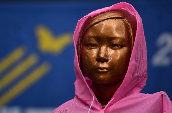 위안부 ‘평화의 소녀상’에 빗물이 맺혀 있는 모습. 서울신문 DB