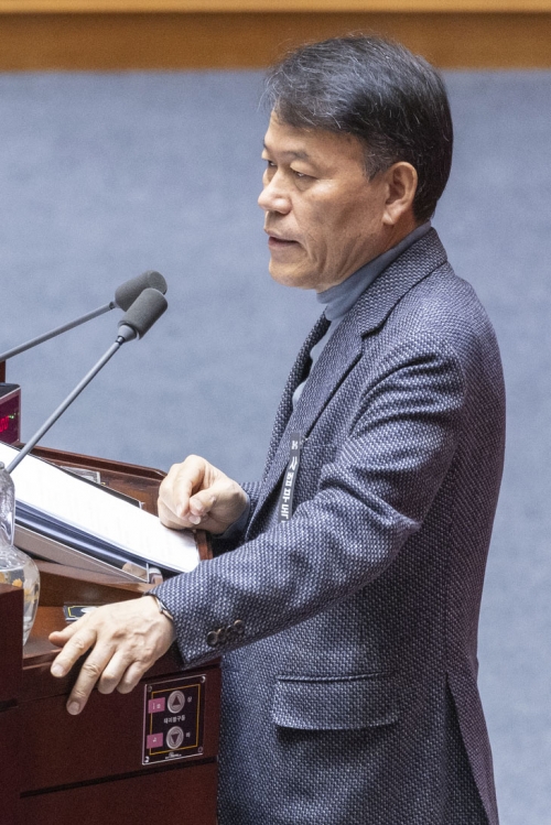 24일 국회 본회의에서 국민의힘 윤한홍 의원이 3차 상법 개정안에 대해 필리버스터를 하고 있다.  연합뉴스