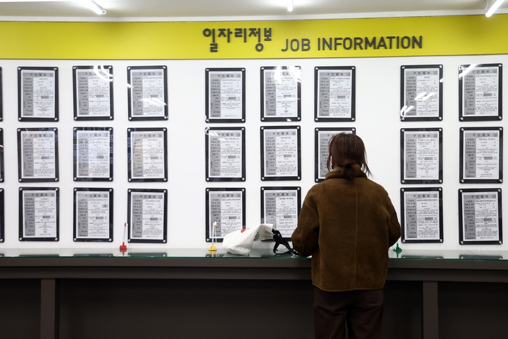대기업과 중소기업간 임금 격차가 커지고, 20대 일자리는 줄어든 반면 60대 이상 일자리는 늘어난 것으로 조사됐다. 사진은 지난 20일 서울의 한 고용복지플러스센터.