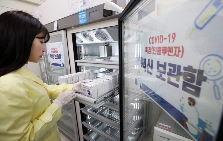 코로나19 팬데믹 기간 사용된 백신에 대한 질병관리청의 관리가 소홀해 일부 이물질이 포함됐거나 유효기간이 끝났는데도 접종됐다고 감사원이 23일 밝혔다. 사진은 한 보건소에서 직원이 코로나19 백신 수량을 확인하는 모습.  서울신문DB