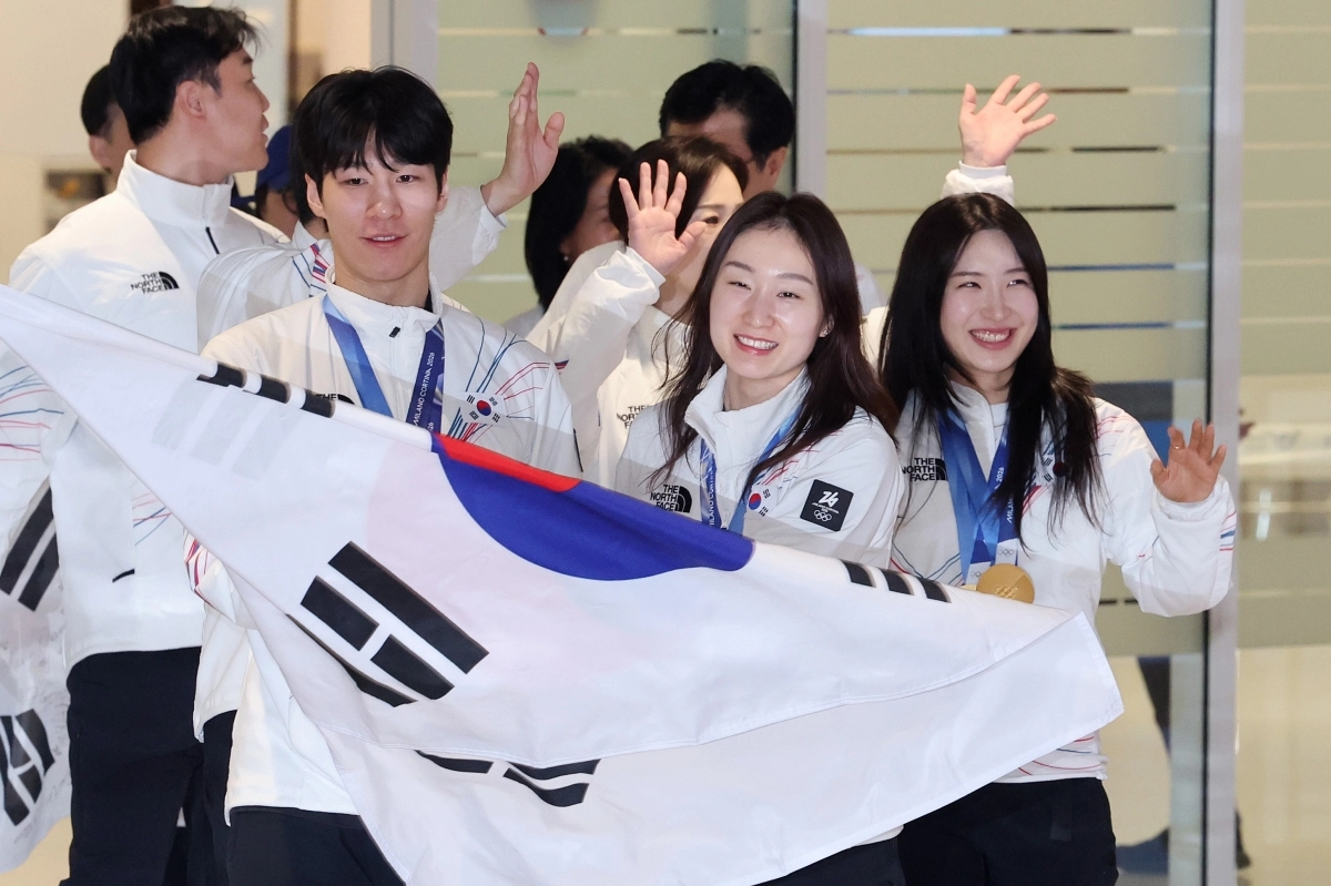 쇼트트랙 국가대표 황대헌(왼쪽), 최민정(가운데), 김길리(오른쪽) 등 2026 밀라노·코르티나담페초 동계올림픽을 마친 대한민국 선수단이 24일 인천국제공항 제2여객터미널을 통해 귀국하며 인사하고 있다. 2026.2.24 연합뉴스