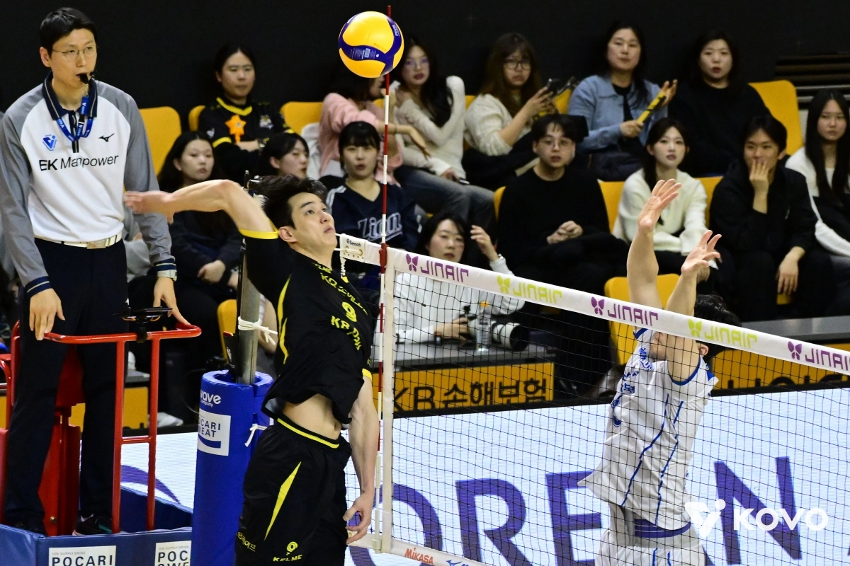 KB손해보험 임성진이 24일 경기 의정부시 경민대학교 기념관에서 열린 삼성화재와의 6라운드 맞대결에서 스파이크를 시도하고 있다. 2026.2.24 KOVO 제공