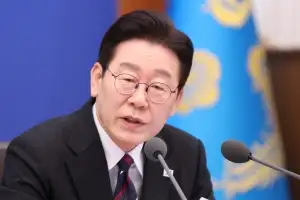 ‘100원 생리대’ 출시에… 李대통령 “깨끗한나라에 감사합니다”