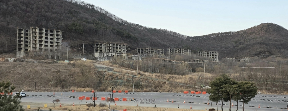 2009년 부터 공사가 중단된 채 흉물로 방치중인 파주 통일동산 내 휴양 콘도미니엄 모습.