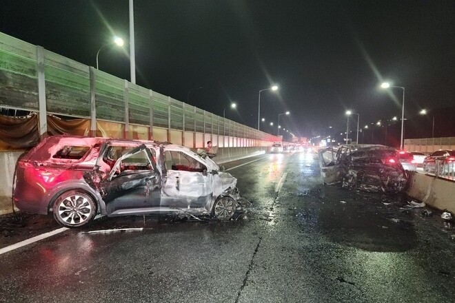 경기 안양시 만안구 서해안고속도로 서울방향에서 술에 20대 중국인 운전자가 만취 상태로 역주행 사고를 내 1명이 숨지고 5명이 중상을 입었다. 2025.11.9 경기도소방재난본부 제공
