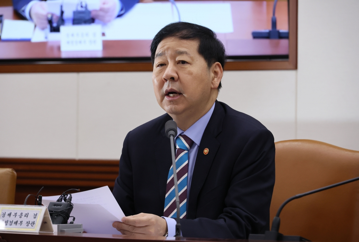 구윤철 부총리 겸 재정경제부 장관이 25일 서울 종로구 정부서울청사에서 열린 경제관계장관회의 겸 산업경쟁력강화 관계장관회의를 주재하고 있다. 연합뉴스