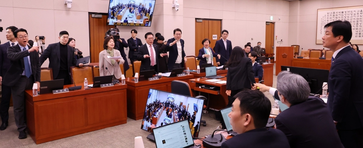 국회 법제사법위원회 소속 여야 의원들이 24일 전체회의에서 ‘전남광주통합특별시 설치를 위한 특별법안’ 표결을 놓고 언쟁을 벌이고 있다. 더불어민주당은 이날 국민의힘이 불참한 가운데 이 법안을 처리했다. 홍윤기 기자