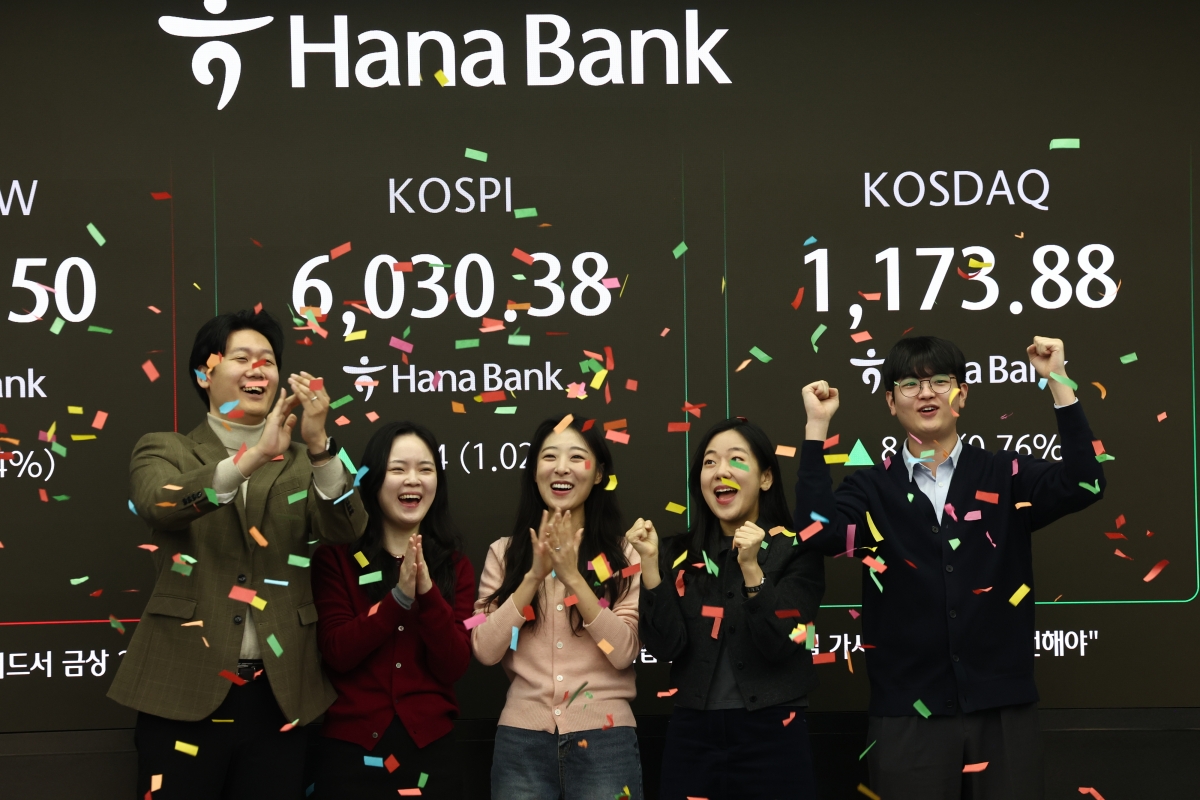 코스피 지수가 장 시작과 함께 6000포인트를 돌파한 25일 오전 서울 중구 하나은행 본점 딜링룸 전광판에 증시 시황이 표시되어 있다. 직원들이 6000포인트 돌파를 축하하고 있다. 2026.2.25 뉴스1