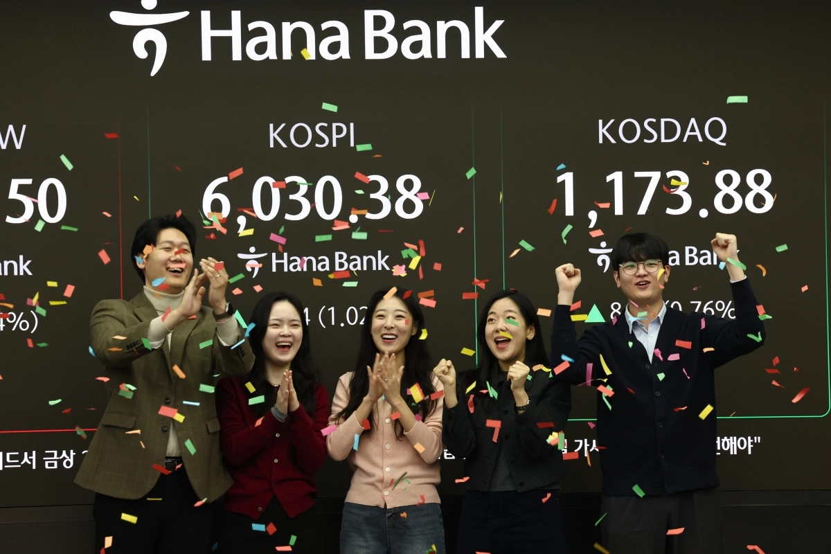 코스피 지수가 장 시작과 함께 6000포인트를 돌파한 25일 오전 서울 중구 하나은행 본점 딜링룸 전광판에 증시 시황이 표시되어 있다. 직원들이 6000포인트 돌파를 축하하고 있다. 2026.2.25 뉴스1