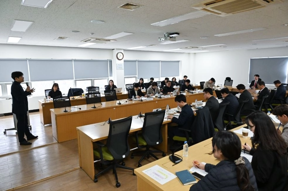 지난 23일 ‘분산에너지 특별법과 서울시 대응 방안’을 주제로 전문가 간담회를 개최한 ‘서울시의회 에너지전략특별위원회’(위원장 김규남)