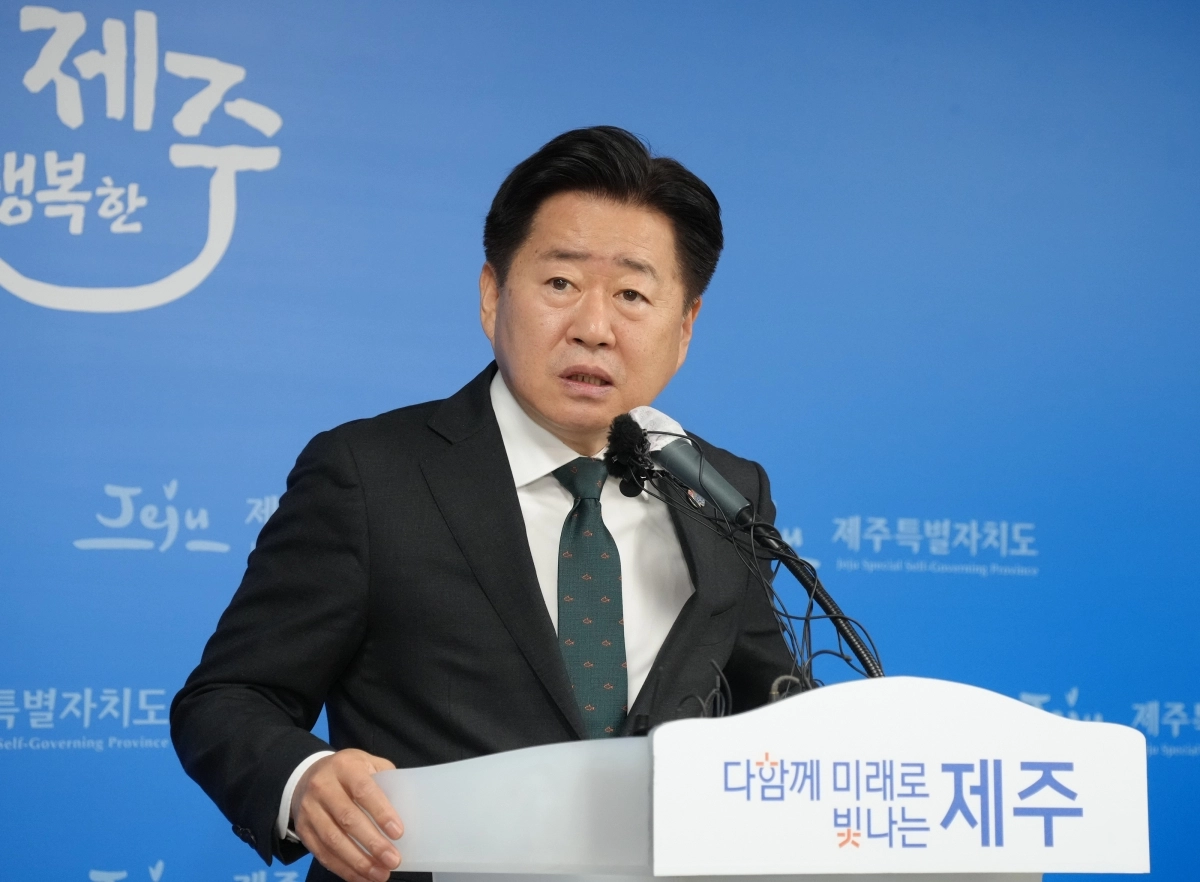 오영훈 제주지사는 25일 오전 제주도청 기자실에서 긴급 기자회견을 열고 광역단체장 하위평가 대상에서 포함된 사실을 밝히고 당에 이의 신청을 하겠다는 입장을 표명하고 있다. 제주도 제공
