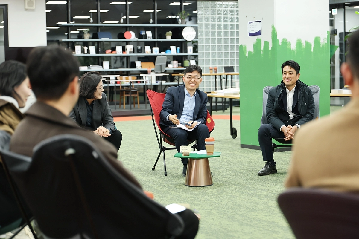 김현곤 경기도경제과학진흥원장(가운데)이 24일 판교 스타트업캠퍼스 내 창업라운지에서 판교테크노밸리 관리사업 참여기업을 대상으로 ‘글로벌 진출 성과공유 및 간담회’를 주재하고 있다. (경과원 제공)