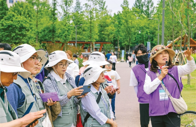 보라매공원에서 열린 ‘2025 서울국제 정원박람회’에서 도슨트가 투어를 진행하고 있다. 서울시 제공