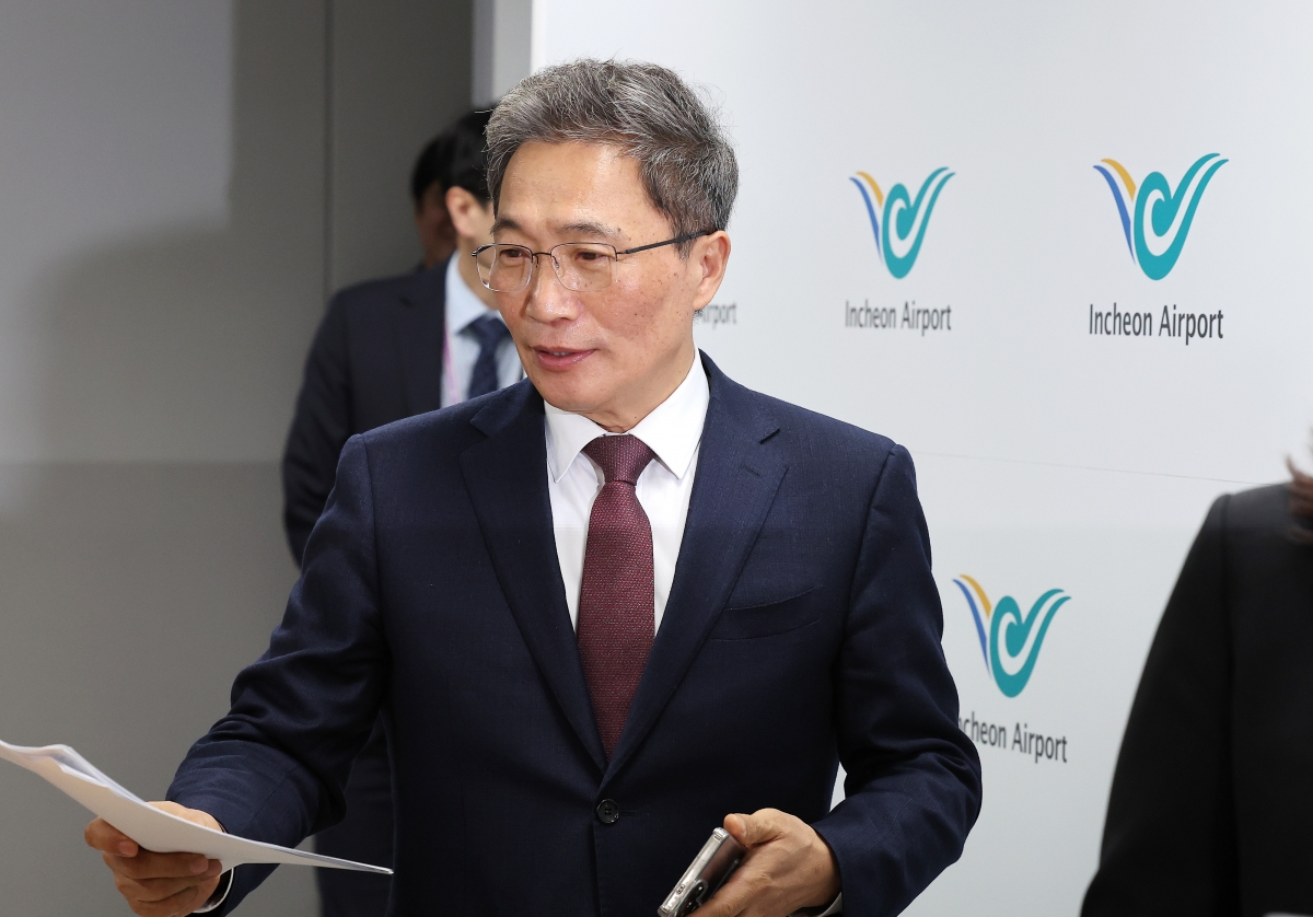 이학재 인천국제공항공사 사장이 25일 인천공항 기자실에서 열린 기자회견에 입장하고 있다. 2026.2.25 연합뉴스