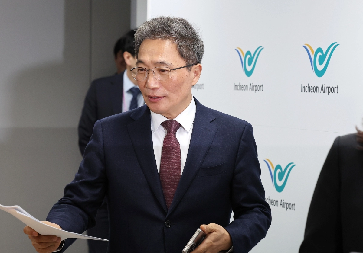 이학재 인천국제공항공사 사장이 25일 인천공항 기자실에서 열린 기자회견에 입장하고 있다. 2026.2.25 연합뉴스