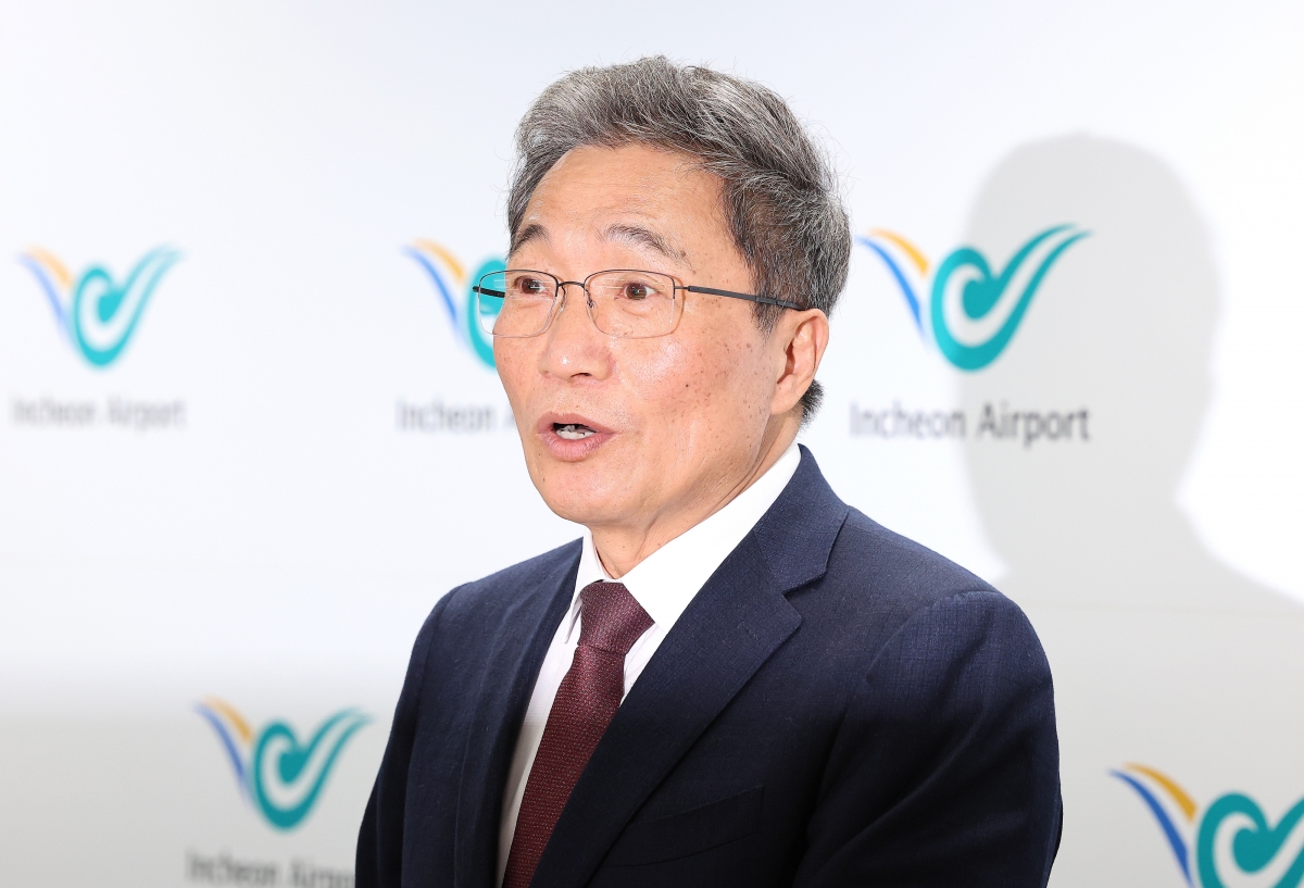 이학재 인천국제공항공사 사장이 25일 인천공항 기자실에서 기자회견을 열고 발언하고 있다. 지난 20일 사의를 밝힌 이학재 사장은 2023년 윤석열 정부에서 임명된 3선 의원 출신이다. 최근 공항 보안검색, 인사권 등을 두고 정부와 팽팽한 대립을 벌여왔다. 2026.2.25 연합뉴스
