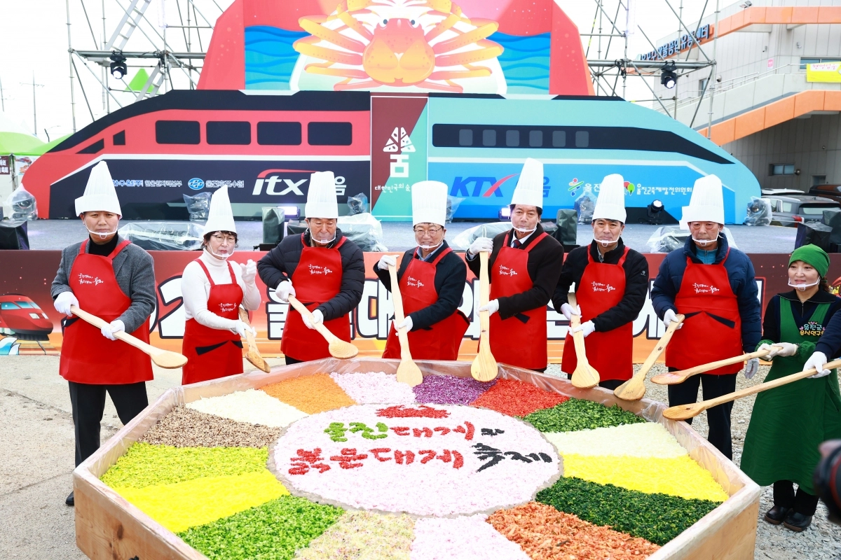 지난해 열린 ‘울진대게와 붉은대게 축제’에서 대형 게장 비빔밥 퍼포먼스가 펼쳐지고 있다. 울진군 제공