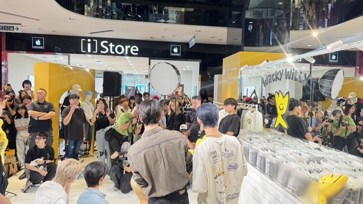 지난해 10월 현대백화점이 대만 신광미츠코시 백화점에서 ‘더현대 글로벌’을 통해 운영한 ‘와키윌리’ 팝업스토어에 대만 아이돌 그룹 ‘세븐투에잇’이 방문해 행사를 진행하고 있다. 현대백화점 제공