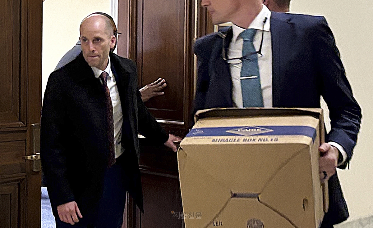 회의실 나서는 해롤드 로저스