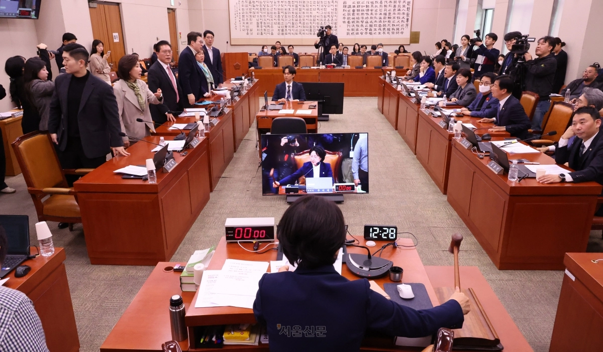 추미애 국회 법제사법위원장(앞)이 24일 국회에서 열린 법사위 전체 회의에서 ‘전남광주 통합법’을 여당 주도로 처리한 뒤 의사봉을 두드려 선포하고 있다. 나경원 국민의힘 의원 등 법사위원들은 고성으로 항의하며 거수 표결에 참여하지 않았다.  이날 법사위에는 대구경북통합특별시 설치 특별법과 충남대전통합특별시 설치 특별법도 법사위에 상정됐지만, 국민의힘 강경한 반대에 처리가 보류됐다. 2026.2.24 홍윤기 기자