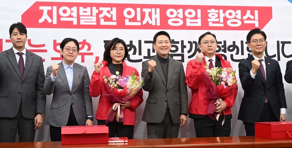 국민의힘 장동혁 대표가 25일 국회에서 열린 지역발전 인재 영입 환영식에서 손정화 삼일 PWC 회계법인 파트너와 정진우 현대엔지니어링 에너지영업팀 매니저영입을 환영하며 기념 촬영을 하고 있다. 2026.2.25.2026.2.25 안주영 전문기자