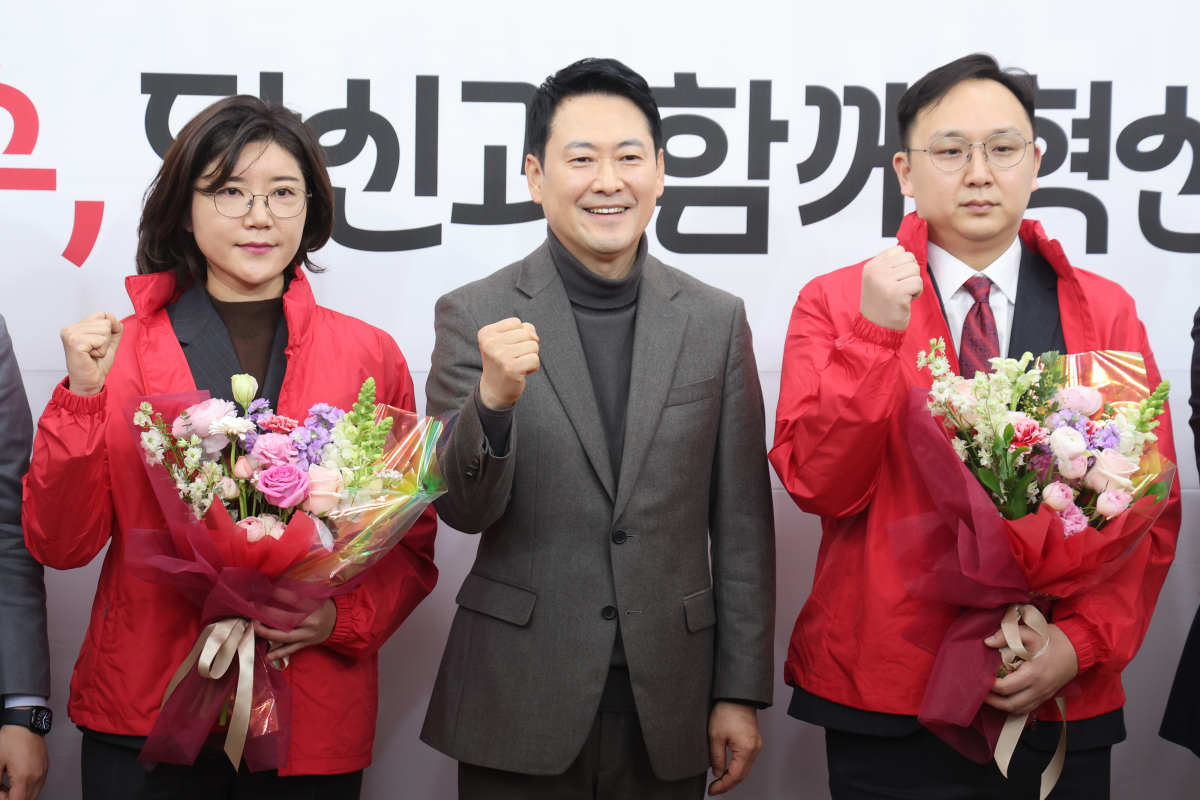 장동혁 국민의힘 대표가 25일 서울 여의도 국회에서 열린 지역발전 인재 영입 환영식에서 손정화 삼일 PWC 회계법인 파트너(왼쪽)와 정진우 현대엔지니어링 에너지영업팀 매니저와 함께 기념 촬영을 하고 있다. 뉴스1