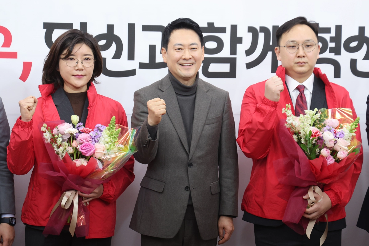 장동혁 국민의힘 대표가 25일 서울 여의도 국회에서 열린 지역발전 인재 영입 환영식에서 손정화 삼일 PWC 회계법인 파트너(왼쪽)와 정진우 현대엔지니어링 에너지영업팀 매니저와 함께 기념 촬영을 하고 있다. 뉴스1