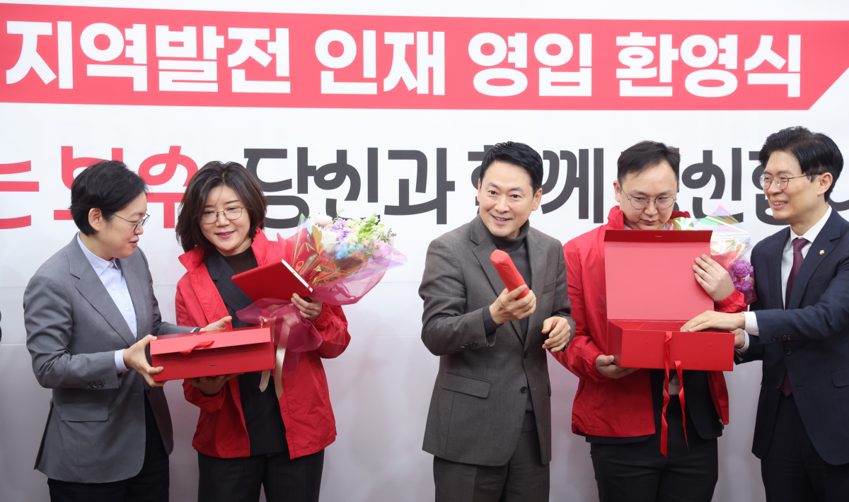 장동혁 국민의힘 대표가 25일 서울 여의도 국회에서 열린 지역발전 인재 영입 환영식에서 손정화 삼일 PWC 회계법인 파트너와 정진우 현대엔지니어링 에너지영업팀 매니저에게 시크릿 박스를 전달하고 있다. 뉴스1