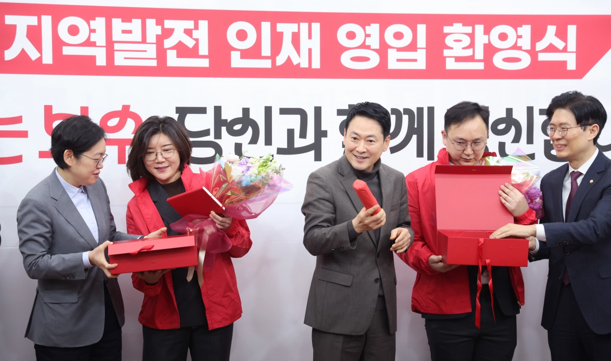 장동혁 국민의힘 대표가 25일 서울 여의도 국회에서 열린 지역발전 인재 영입 환영식에서 손정화 삼일 PWC 회계법인 파트너와 정진우 현대엔지니어링 에너지영업팀 매니저에게 시크릿 박스를 전달하고 있다. 뉴스1