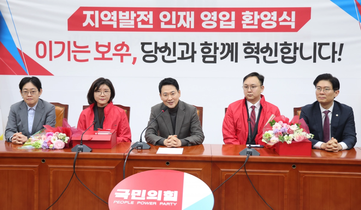 장동혁 국민의힘 대표가 25일 서울 여의도 국회에서 열린 지역발전 인재 영입 환영식에서 인사말을 하고 있다. 뉴스1