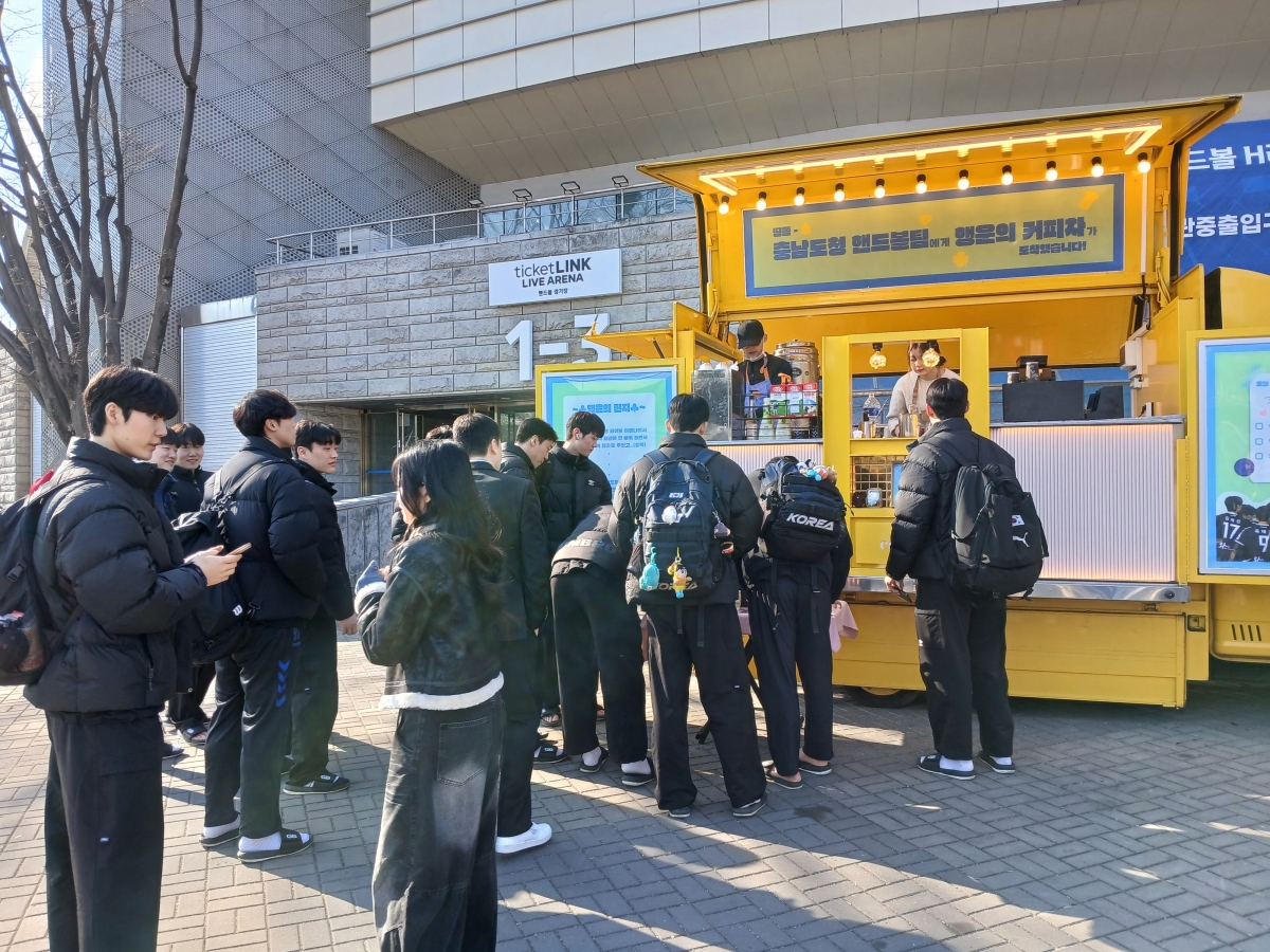 충남도청 선수들을 응원하는 커피차. 한국핸드볼연맹 제공